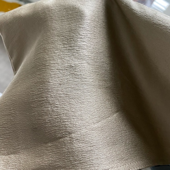 Authentic silk Burberry trench. Would best fit. 2-6 US. Perfect condition. - Picture 5 of 7